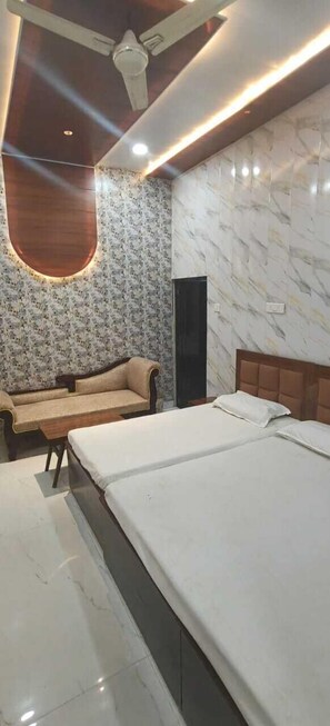 Family Room | Free WiFi, bed sheets - Lal Mani Kothi Homestay (Varanasi)