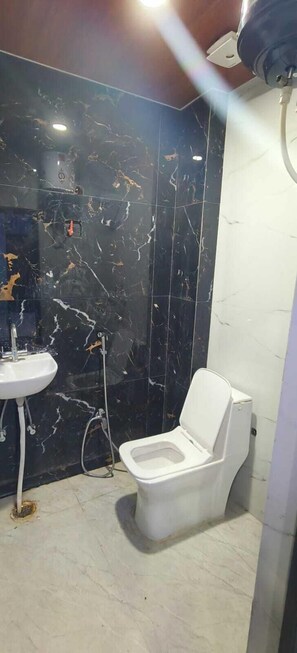 Triple Room | Bathroom | Shower, free toiletries, towels, soap - Lal Mani Kothi Homestay (Varanasi)