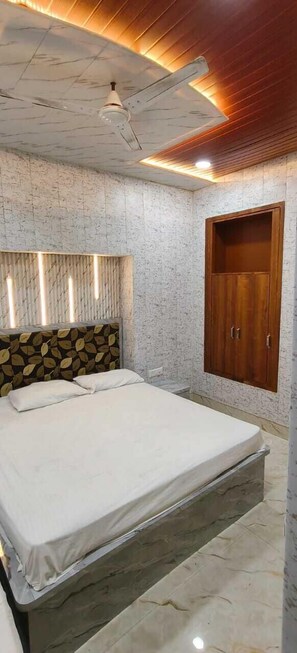 Free WiFi, bed sheets - Lal Mani Kothi Homestay (Varanasi)