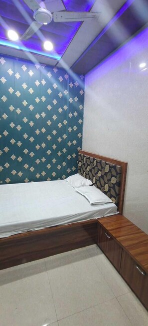 雙人房 | 免費無線上網、床單