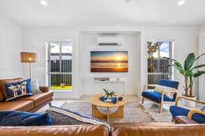 Smart TV - Premium 4-Bed Coastal Escape with BBQ and Pool (Peregian Springs)