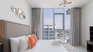 Ein modernes Hotelzimmer mit einem großen Bett, Blick auf die Stadtlandschaft und einem einzigartigen Kunstwerk an der Wand.