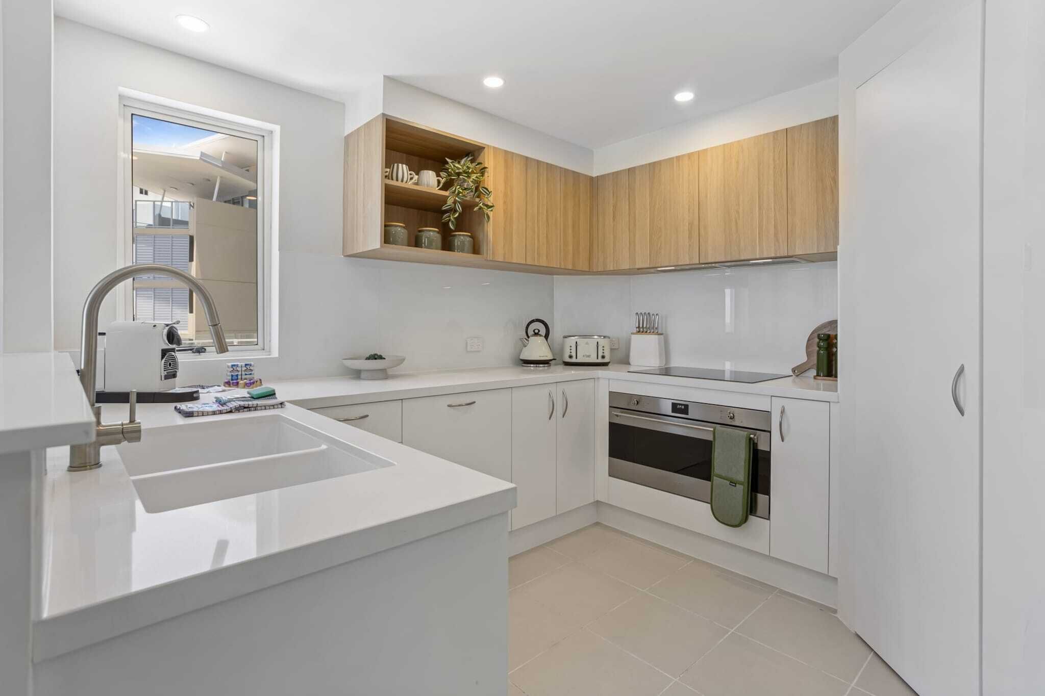 Coffee/tea maker, fridge, oven, stovetop