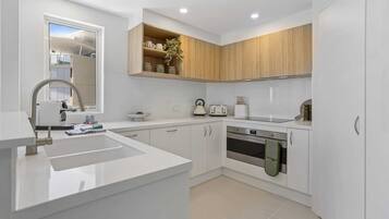 Coffee/tea maker, fridge, oven, stovetop