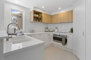 Jääkaappi, uuni, liesi, astianpesukone