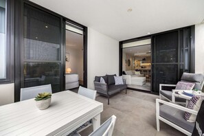 Smart TV - Coastal Bliss: 3-Bedroom Retreat with Pool (Coolum Beach)