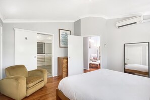 3 bedrooms, iron/ironing board, internet, bed sheets - Riverside 3-Bed Townhouse with Spacious Deck & BBQ (Mossy Point)
