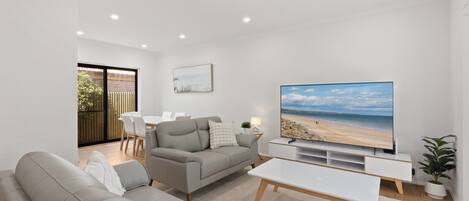 Una Smart TV, una oficina