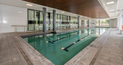 Bright 2-Bed Flat Near City Amenities