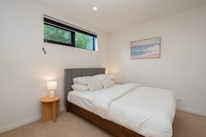 2 bedrooms, desk, iron/ironing board, Internet