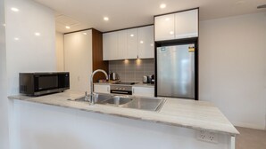 Cafeteira/chaleira, geladeira, micro-ondas, fogão