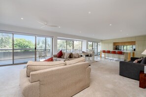 Smart TV - Spacious 2-Bed Apartment Near Dining & Attractions (Griffith)
