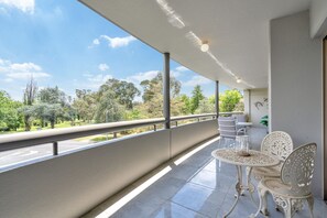 Outdoor dining - Spacious 2-Bed Apartment Near Dining & Attractions (Griffith)
