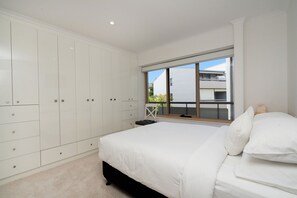 2 bedrooms, iron/ironing board, Internet, bed sheets - Spacious 2-Bed Apartment Near Dining & Attractions (Griffith)
