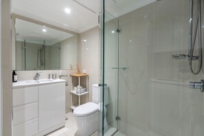 Douche, sèche-cheveux, serviettes fournies