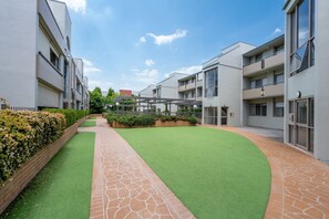 Property grounds - Spacious 2-Bed Apartment Near Dining & Attractions (Griffith)