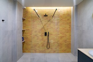 Douche, sèche-cheveux, serviettes fournies, savon