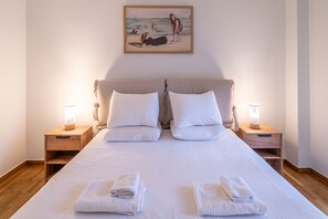 Iron/ironing board, WiFi - Bright & Modern Athenian Retreat • Steps from Metro • Perfect Location (Athina)