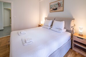 Iron/ironing board, WiFi - Bright & Modern Athenian Retreat • Steps from Metro • Perfect Location (Athina)