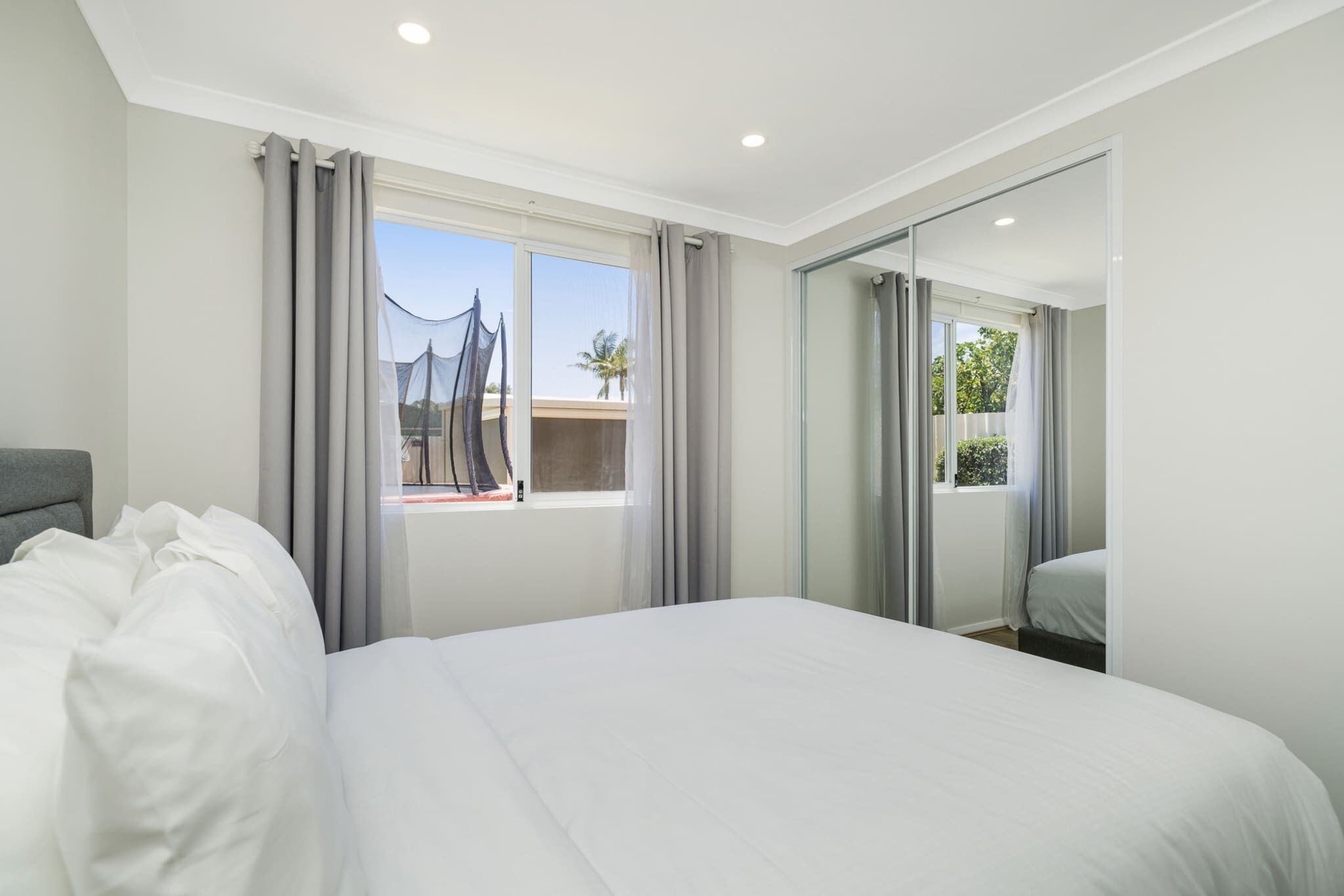 2 عدّة غرف نوم ومكواة/لوح كي وخدمة الإنترنت وملاءات أسرّة