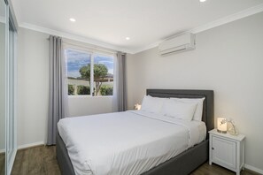 2 多间卧室、熨斗/熨衣板、上网接入、床单