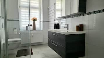 Dusche, Handtücher, Seife, Toilettenpapier