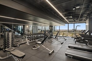 Fitness facility - Stylish 2-Bed Apartment with Stunning City Views (Southbank)