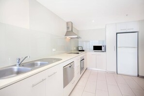 Fridge, microwave, oven, stovetop - Coastal 1-Bed Escape Located in Twin Towns (Tweed Heads)