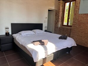 4 bedrooms, iron/ironing board, free WiFi, bed sheets - Detached rural cottage for 8 to 12 people in Lot-et-Garonne (Sainte Livrade-sur-Lot)