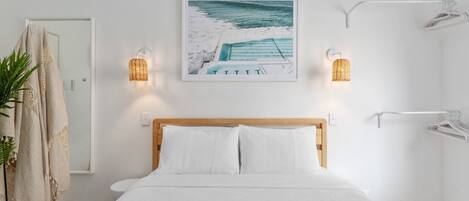 Schreibtisch, Bügeleisen/Bügelbrett, Reisekinderbett, Internetzugang