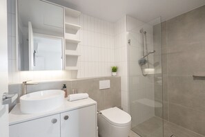 Douche, sèche-cheveux, serviettes fournies