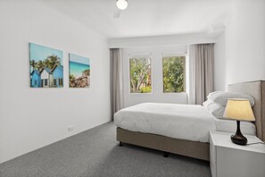 1 bedroom, iron/ironing board, Internet, bed sheets - Chic Urban Escape in Vibrant Camperdown (Camperdown)