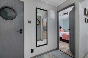 Schreibtisch, Bügeleisen/Bügelbrett, Reisekinderbett, WLAN