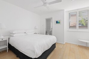 1 quarto, ferros/tábuas de passar roupa, berço de viagem