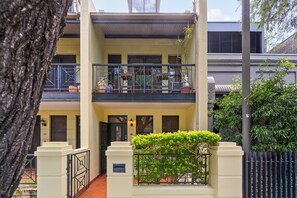 Exterior - Spacious 2-Bed Townhouse with Garage & Patio (Alexandria)