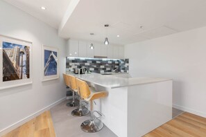 Fridge, microwave, oven, stovetop - Bright & Spacious 1-Bed in Vibrant Sydney (Sydney)