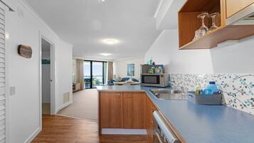 Refrigerador, microondas, parrilla de estufa y lavavajillas