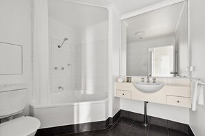 Shower, hair dryer, towels - Stylish 2-Bed Camperdown Apartment with Balcony (Camperdown)