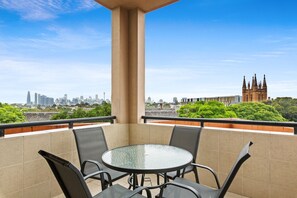 Outdoor dining - Stylish 2-Bed Camperdown Apartment with Balcony (Camperdown)