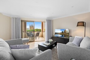 Smart TV - Stylish 2-Bed Camperdown Apartment with Balcony (Camperdown)