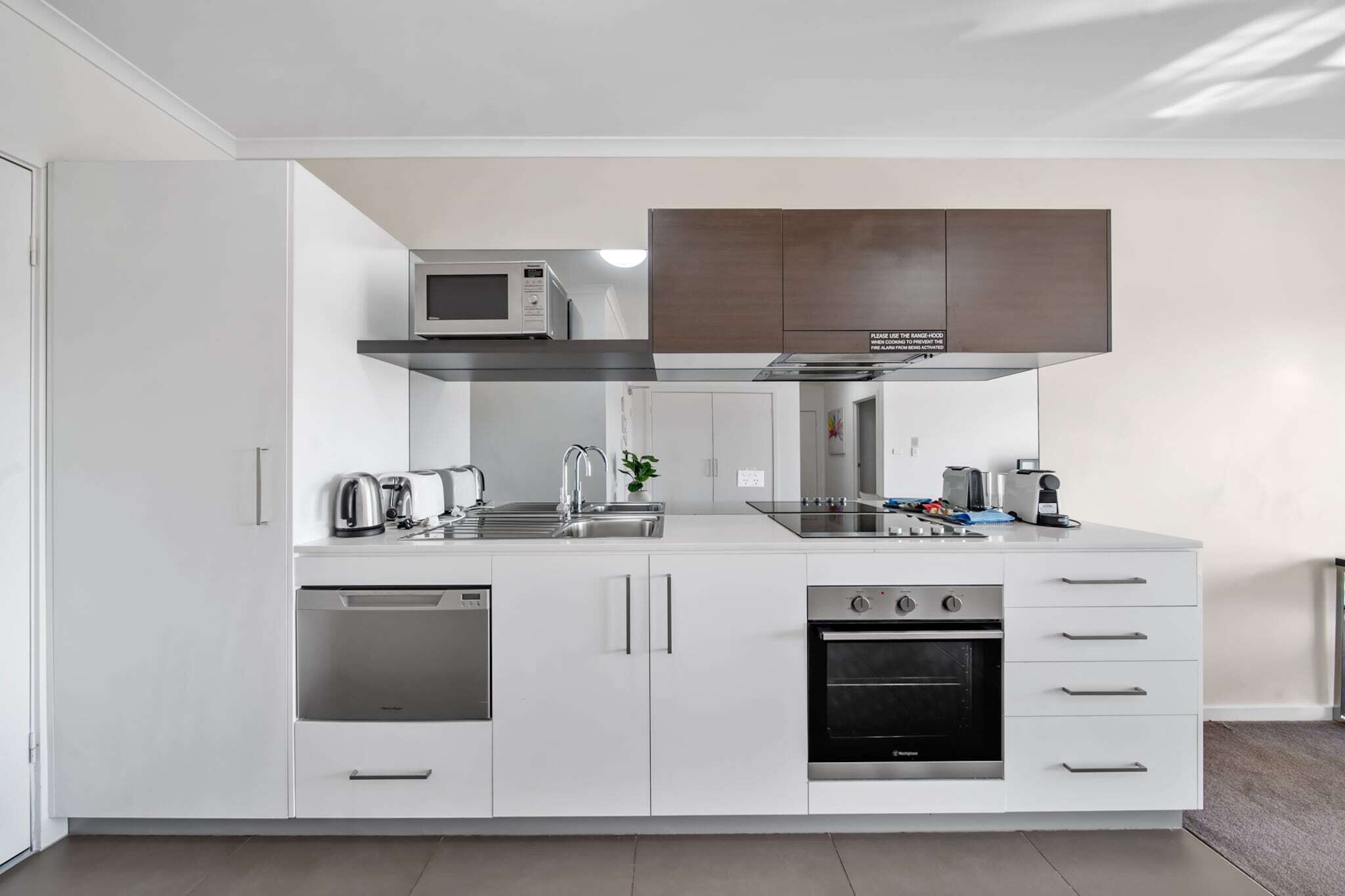 Kylskåp, mikrovågsugn, ugn och spishäll