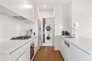 Fridge, microwave, oven, stovetop - Bright 2-Bed Glenroy Home with Courtyard (Glenroy)