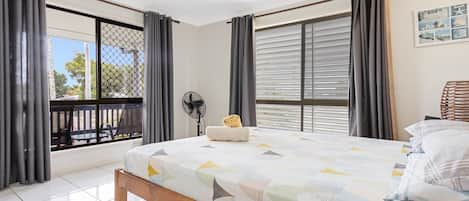 Desk, iron/ironing board, Internet, bed sheets