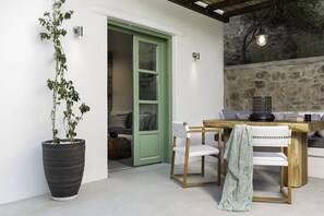 Outdoor dining - My Rental Homes - Romantic Getaway with sea view and private pool (Mykonos)