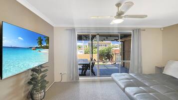 Fer et planche Ă repasser, accĂšs Internet, draps fournis