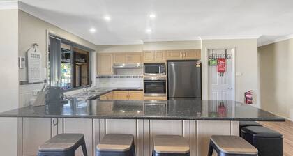 Our Haven: 4-Bed Escape Near Beach & Mogo Trails