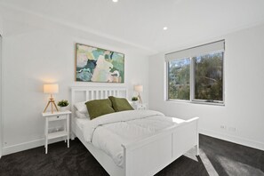 1 bedroom, desk, iron/ironing board, Internet - Stylish 1-Bed Apartment with Balcony & Pool Access (Turner)