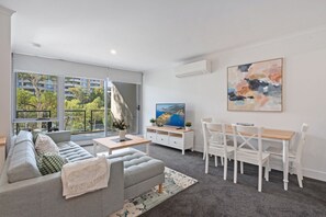 Smart TV, offices - Stylish 1-Bed Apartment with Balcony & Pool Access (Turner)