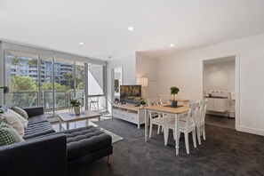 Smart TV, offices - Central Braddon Retreat with Balcony & Pool Access (Turner)