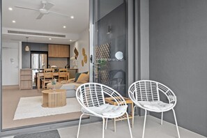 Smart TV, offices - Spacious West End Apartment with Pool & BBQ Access (West End)